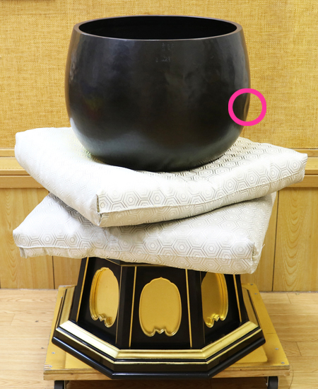 リン直径:約38.5cm  リン台の一番下から、リンの一番上までの全長:約78cm  とかなり大型のリンが付属しております。  リンの一部にへこみが見られますが、軽度のため補修せずこのまま  販売いたします。