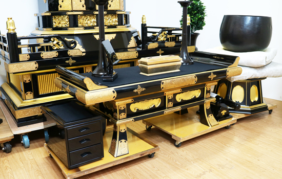 付属仏具は以下のものが付属いたします。  中古仏具:徳利・天目・灯立て×2・花立×2  　　　　　角香炉・過去帳台・花台・リン・リン台・  　　　　　リン棒台・リンボウ  新品仏具:造花しきみMサイズ×2・金色仏器茶器・和ローソク×2