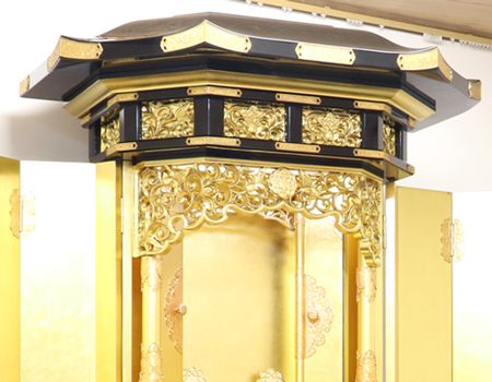 精悍な跳ね上がるような屋根が特徴の仏壇です。  屋根部分にも、ふんだんに金具が使用されており  こだわりのお仏壇に仕上がっております。  また、手打ち金具一つ一つは、熟練された金具師によって作成されております。