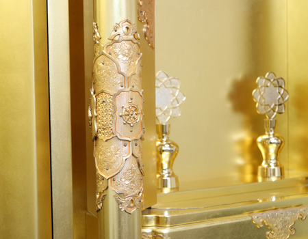 厨子を開けた際の左右には、唐草模様の彫り上げたインドネシア  彫刻を芸術的に彫り上げております。  さらにこちらには純金箔を施しております。