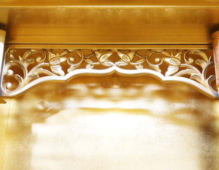 厨子上部の欄間にもこだわりの手作りインドネシア彫刻が輝きます