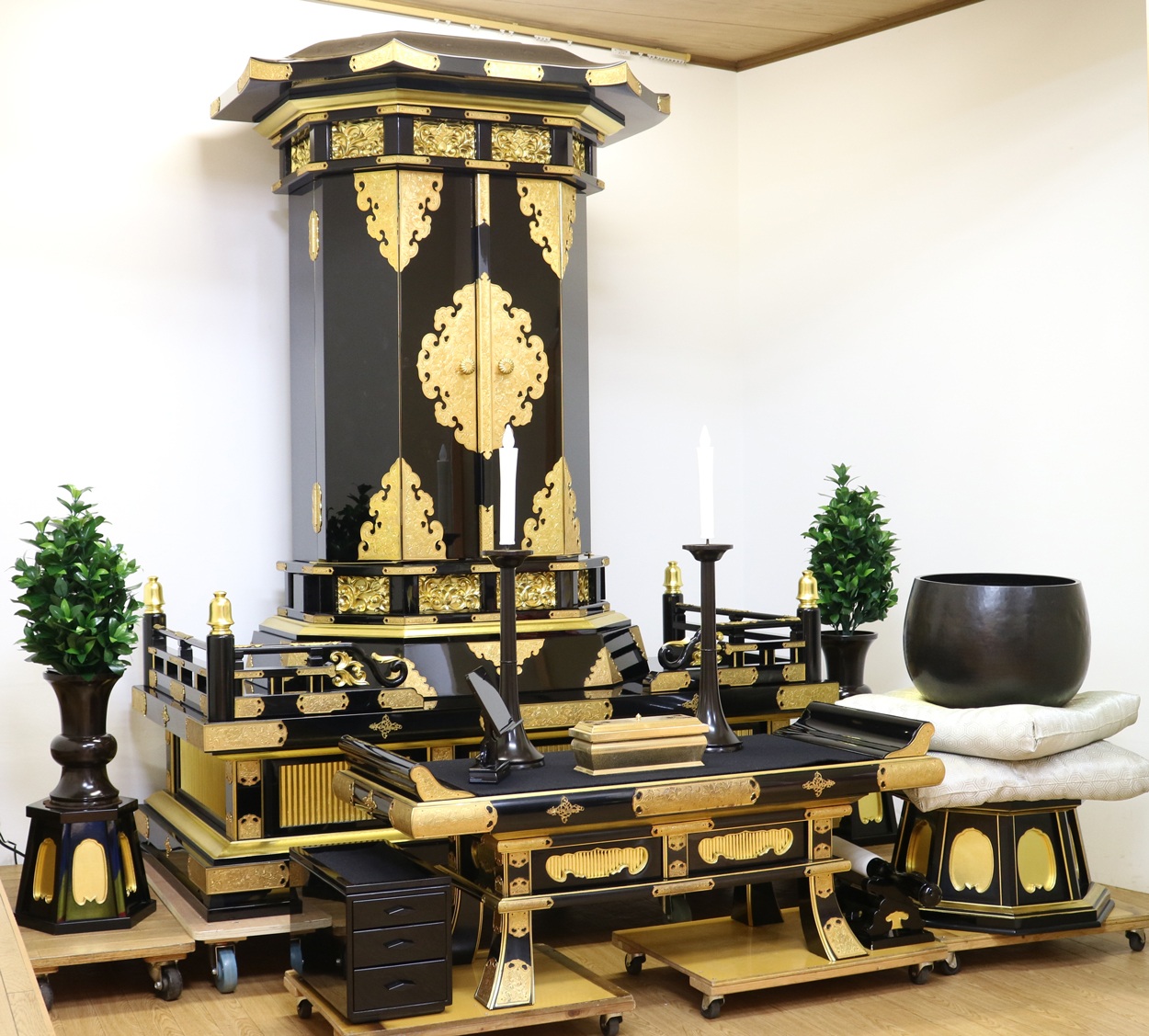 厨子内には本金箔仕上げとなっておりますので、  一番大切なお厨子内でご本尊様を荘厳することができます。  施された本金箔は、温度や湿度に左右されず、何百年と輝きが薄れる  ことはありません。金箔師の技がさえ永遠の輝きがご本尊様を荘厳します。  (金剛堂HPより)  内扉、外扉ともに自動で開閉する、全自動開閉機となっております。  自動開閉扉はスムーズに開閉いたします。