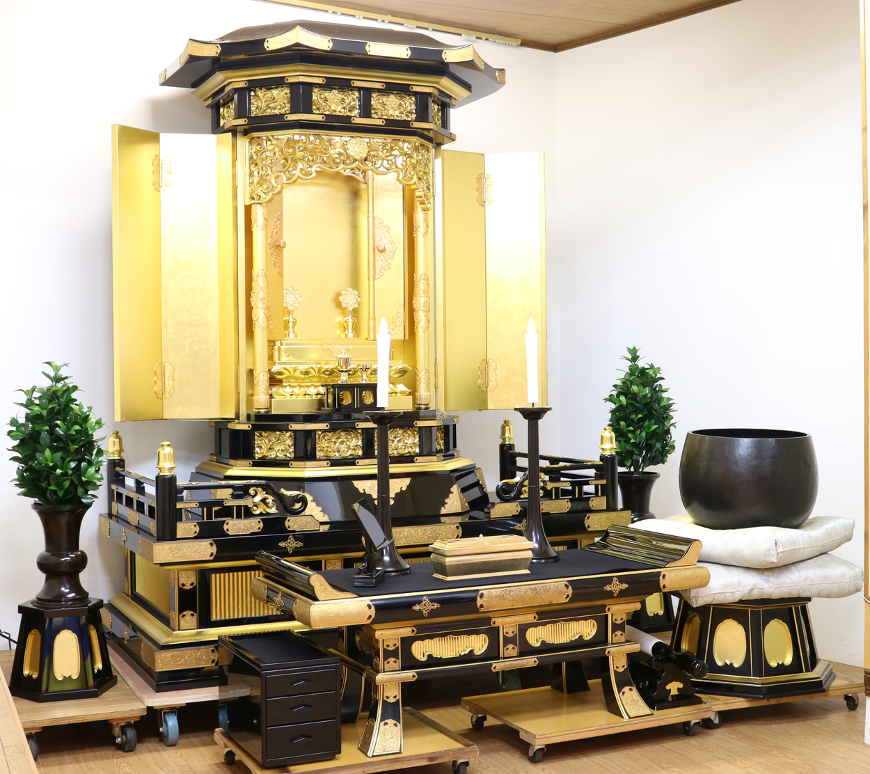 仏壇全体:高さ約214cm×幅約167.5cm×奥行約80.5cm　  経机　高さ約約48.5cm×幅約123cm×奥行約49.5cm  お厨子内寸　約63cm×約385cm  扉最大幅:　約168cm  花台から花台までの幅:約246?p仏壇本体から経机までの奥行き:約154cm  リン直径:約38.5cm  リン台の一番下から、リンの一番上までの全長:約78cmお仏壇の購入は、新しい人生のスタートとして重要な意義がございます。

私は永年この仕事と信心を通し、数多くの体験をしてまいりました。
特にお仏壇を購入されるお客様とのご縁を通して感じていることがあります。

それは本門の戒壇である新たなお仏壇をご自宅に設置し
本門の本尊であります、ご自身のご本尊様をご安置申し上げ
本門の題目である「南無妙法蓮華経のお題目」で
広布誓願の強い祈りを込めてご自身の未来に向けて
希望あふれる人生に思いをめぐらし、今後の新たなご自身の人生の目標を
確認され功徳あふれる人生を勝ち開いて頂きたいという想いなのであります。

今回の仏壇購入が皆様の未来の人生を大きく拓くきっかけになりますよう、
桜梅桃李.com一同　お題目を送らせていただいております。
