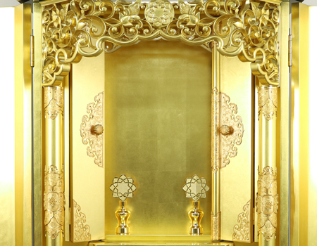 厨子内には本金箔仕上げとなっておりますので、  一番大切なお厨子内でご本尊様を荘厳することができます。  施された本金箔は、温度や湿度に左右されず、何百年と輝きが薄れる  ことはありません。金箔師の技がさえ永遠の輝きがご本尊様を荘厳します。  (金剛堂HPより)  内扉、外扉ともに自動で開閉する、全自動開閉機となっております。  自動開閉扉はスムーズに開閉いたします。