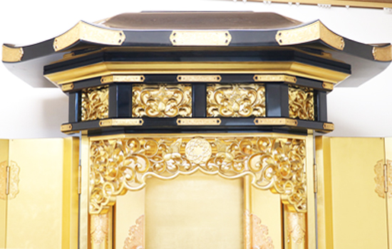 精悍な跳ね上がるような屋根が特徴の仏壇です。  屋根部分にも、ふんだんに金具が使用されており  こだわりのお仏壇に仕上がっております。  また、手打ち金具一つ一つは、熟練された金具師によって作成されております。