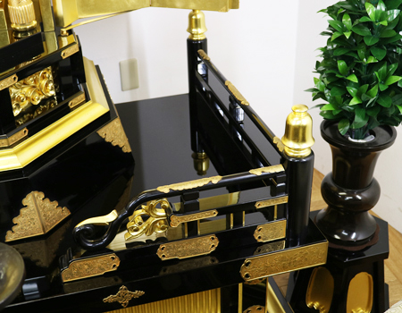 会館のお仏壇のような、欄干が付属しています。  広い会場にぴったりな、貫禄のある欄干です。左右の欄干が、お仏壇のグレードをさらにあげます。  また、こちらの黒塗りは、漆塗りの高級感を再現しながら漆塗りを  凌ぐ堅牢さがございます。  キズ湿気にも強い塗装だそうです。