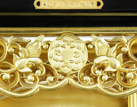 欄間部分は、創価学会の八葉マークが付属しております。  また彫刻一つ一つが丁寧に作成されております。  彫刻は、世界でも最高の彫刻技術を持つインドネシア彫刻です。  全てが手作りで作成されているそうです。(金剛堂HPより)
