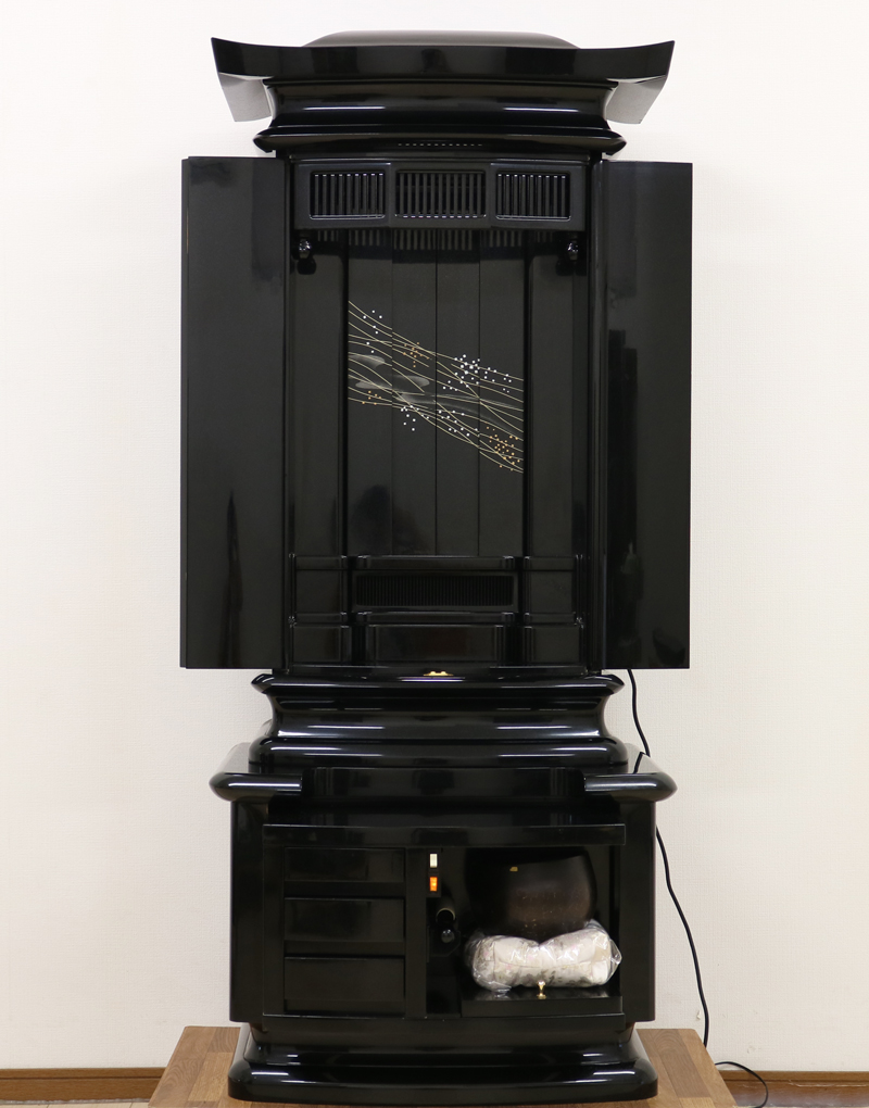 シックで落ち着いた色合いの定番人気家具調仏壇です。厨子収納型仏壇ですので拠点用にも十分に対応できます。  B級仏壇ですので格安で大変お得です。B級仏壇は多少の傷や経年劣化は気にされない方に保証なしノークレーム、ノーリターンが  販売条件をご理解いただける方のみ販売させております。