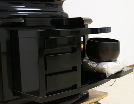 創価学会仏壇専門店桜梅桃李.comより創価学会家具調中古仏壇B742を発売致します。収納経机・スライド式リン台ですので  使用しないときはコンパクトに収納することができます。