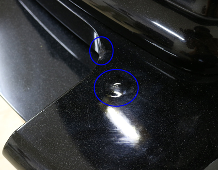 向かって右花台の傷