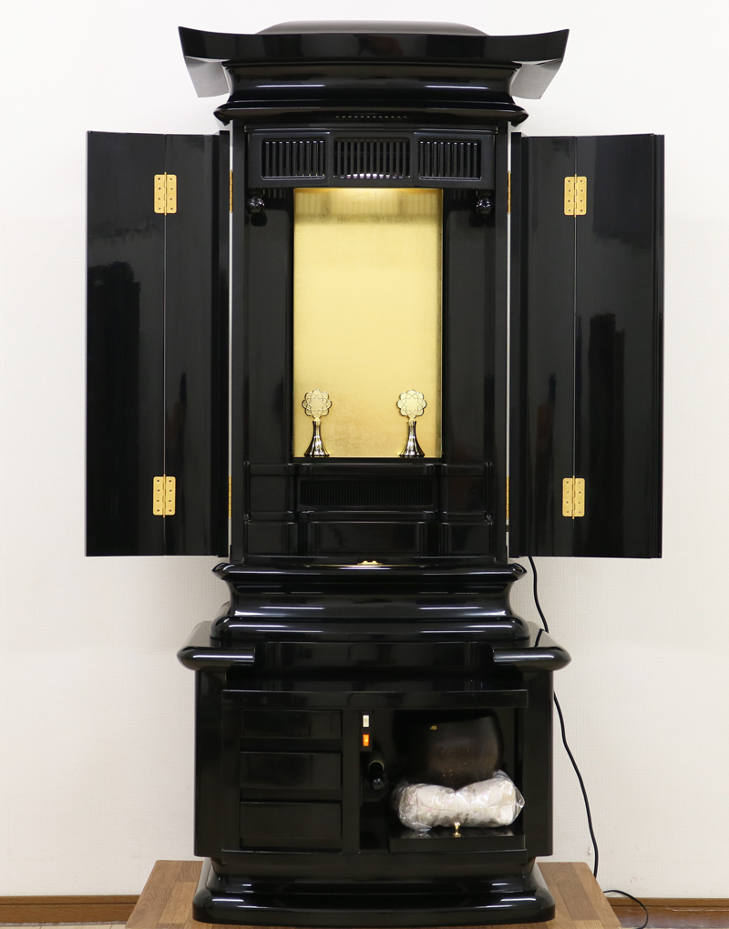 シックで落ち着いた色合いの定番人気家具調仏壇です。厨子収納型仏壇ですので拠点用にも十分に対応できます。  B級仏壇ですので格安で大変お得です。B級仏壇は多少の傷や経年劣化は気にされない方に保証なしノークレーム、ノーリターンが  販売条件をご理解いただける方のみ販売させております。