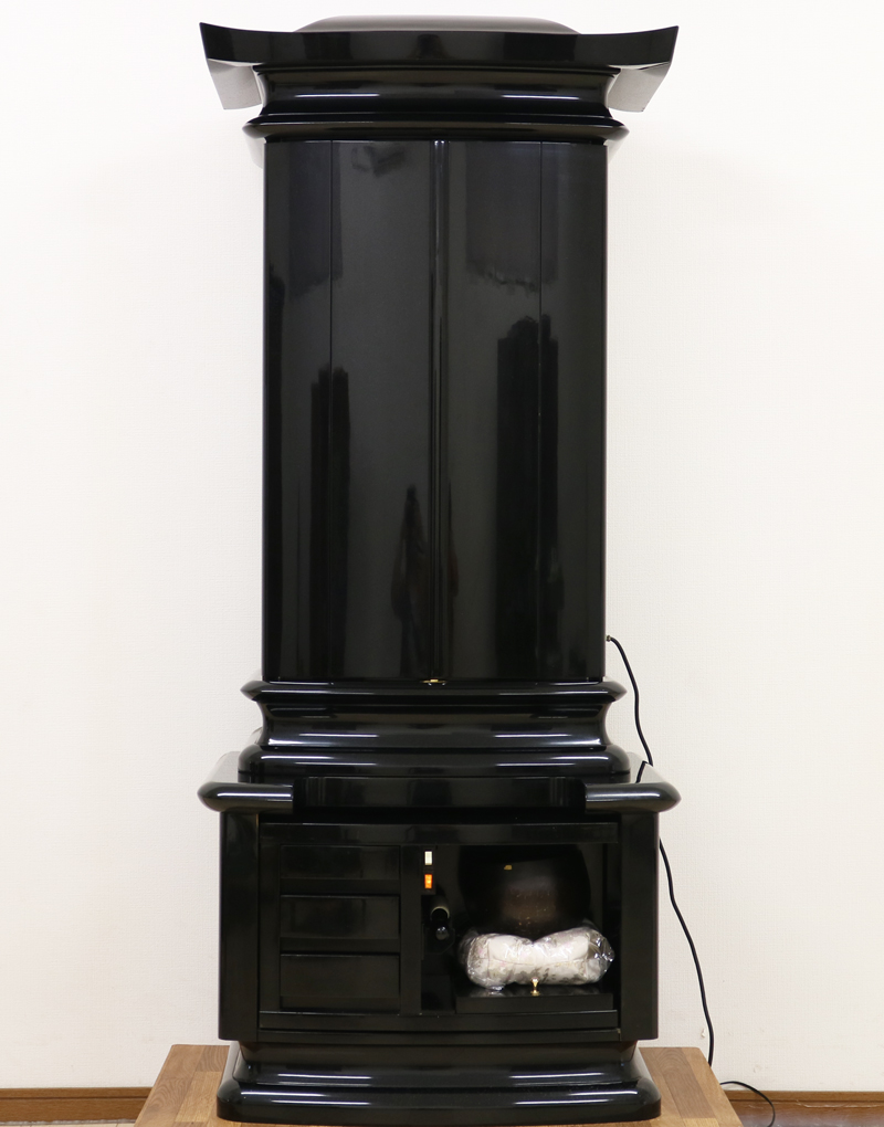 お厨子を開くと美しく煌びやかな金色がご本尊様を荘厳してくれます。  内部には蛍光灯照明も付属していますのでご本尊様を明るく照らしてくれます。