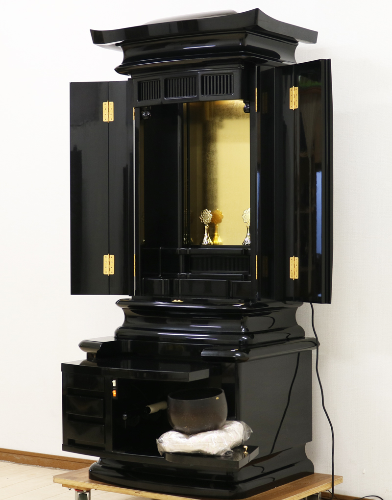 仏壇全体:高さ約171cm x 幅約74cm x 奥行約53cm  扉最大幅:約112cm  収納経机使用時の奥行:約75cm  厨子内寸:60cm x 33.5cm