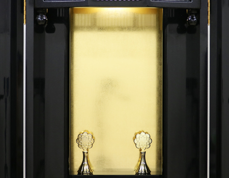 創価学会仏壇専門店桜梅桃李.comより創価学会家具調中古仏壇B742を発売致します。お厨子を開くと美しく煌びやかな金色がご本尊様を荘厳してくれます。  内部には蛍光灯照明も付属していますのでご本尊様を明るく照らしてくれます。