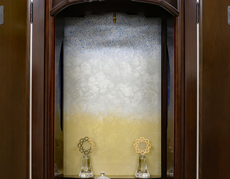 厨子内は、西陣仕様で仕上げております。  (金剛堂オプション西陣4番)  内部には照明も付属していますのでご本尊様を明るく照らしてくれます。