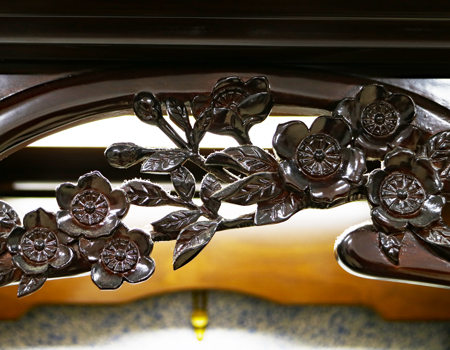 洗練された桜の彫が欄間にデザインされております。