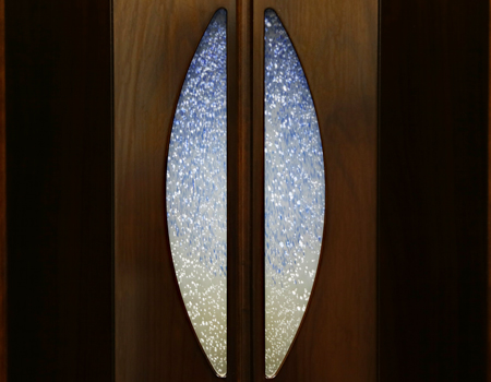 厨子扉部分にはガラスがはめ込まれており  涼しげでありながら、どのお部屋にも合うおしゃれな仏壇に  なっております。