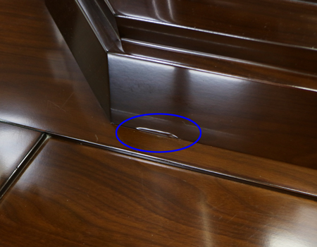 上台と、下台の間部分に一か所  浮きがございます。