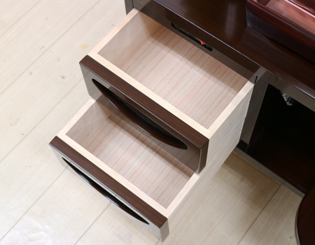 仏壇下部に2か所引き出しがございます。