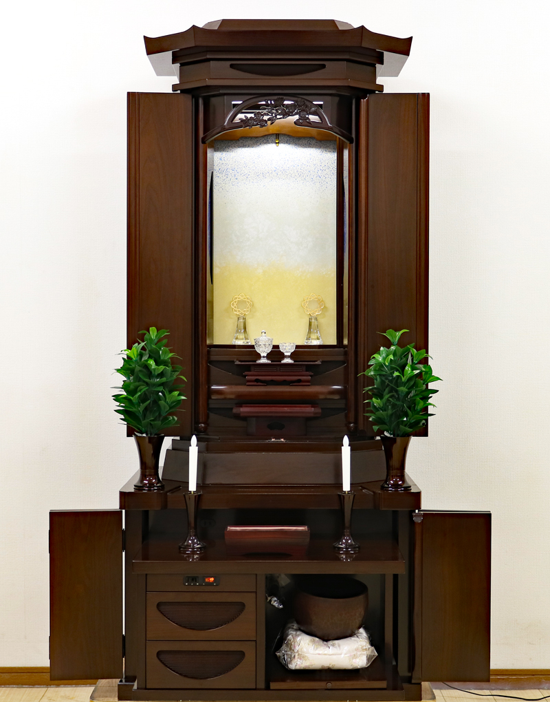 創価学会仏壇専門店桜梅桃李.comより創価学会厨子型収納中古仏壇744を発売致します。こちらは金剛堂で作成されたお仏壇です。厨子内はオプション西陣を使用。さらにお厨子扉にはガラスがはめ込まれており涼しげでおしゃれな印象となっております。