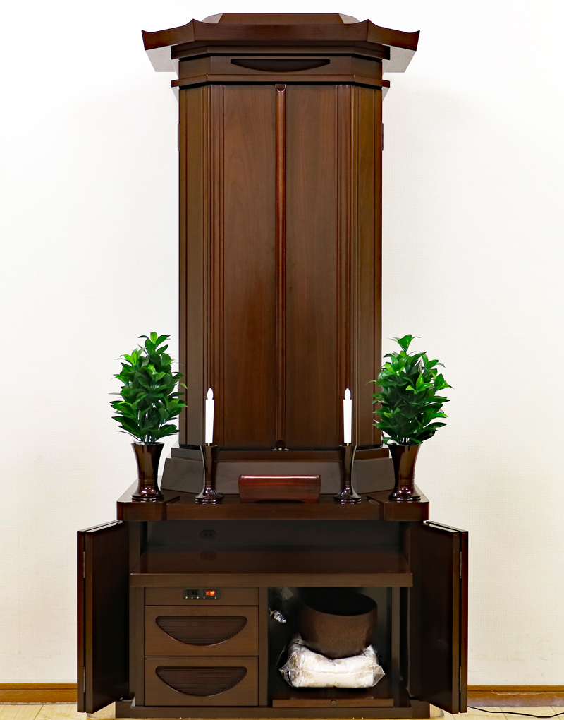 創価学会仏壇専門店桜梅桃李.comより創価学会厨子型中古仏壇744を発売致します金剛堂さんの厨子型収納仏壇です。特に欄間の彫は見事なものです。一つ一つ丁寧に仕上がっております。