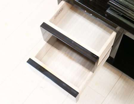 創価学会仏壇専門店桜梅桃李.comより創価学会中古仏壇B745を発売致します。収納は全部で2か所ございます。