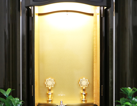 創価学会仏壇専門店桜梅桃李.comより発売お厨子を開くと美しく煌びやかな金色がご本尊様を荘厳してくれます。  内部には蛍光灯照明も付属していますのでご本尊様を明るく照らしてくれます。