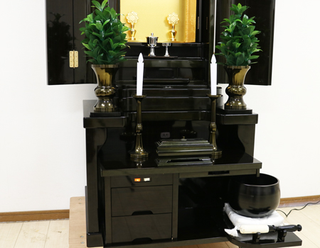 創価学会仏壇専門店桜梅桃李.comより創価学会中古仏壇B745を発売致します。収納経机・スライド式リン台ですので  使用しないときはコンパクトに収納することができます。