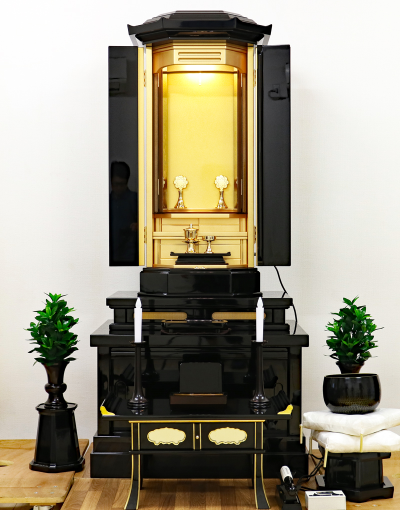 創価学会仏壇専門店桜梅桃李.comより創価学会厨子型中古仏壇746花台経机付きを発売致します。こちらの商品は、黒塗りでとても高級感がございます。拠点・会場にも最適です。