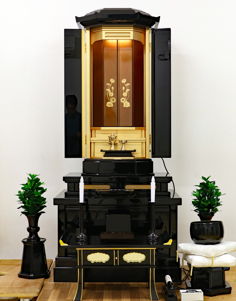 創価学会仏壇専門店桜梅桃李.comより創価学会厨子型中古仏壇746花台経机付きを発売致します。経机付きの厨子型仏壇です。金色塗装のお厨子板でご本尊様を荘厳いたします。