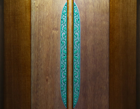 逗子扉のデザイン;創価学会家具調仏壇 中古仏壇 桜彫 欄間 二段重ね 木の優しい空間 女子部・婦人部に大人気洋室　リビング　一人暮らし　DK　女子部　婦人部　激安　最安値　訳アリ