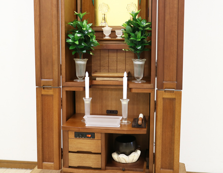 仏具一式 創価学会家具調仏壇 中古仏壇 桜彫 欄間 二段重ね 木の優しい空間 女子部・婦人部に大人気洋室　リビング　一人暮らし　DK　女子部　婦人部　激安　最安値　訳アリ	創価学会家具調仏壇 中古仏壇 桜彫 欄間 二段重ね 木の優しい空間 女子部・婦人部に大人気洋室　リビング　一人暮らし　DK　女子部　婦人部　激安　最安値　訳アリ お厨子内は金色塗装を施してあり、金紙と違い濡れ  布巾での掃除が可能です。  またご本尊様の位置も上下に簡単に移動ができます。  リン・リン布団・とっくり以外は  新品仏具をお付けいたします。  銅器の品質の良い仏具です。