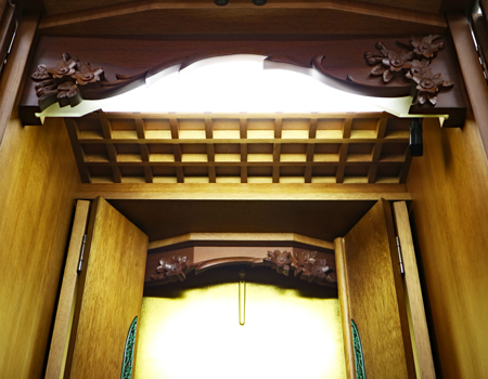 桜の彫刻:欄間:創価学会家具調仏壇 中古仏壇 桜彫 欄間 二段重ね 木の優しい空間 女子部・婦人部に大人気洋室　リビング　一人暮らし　DK　女子部　婦人部　激安　最安値　訳アリ