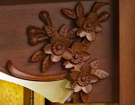 逗子扉のデザイン;創価学会家具調仏壇 中古仏壇 桜彫 欄間 二段重ね 木の優しい空間 女子部・婦人部に大人気洋室　リビング　一人暮らし　DK　女子部　婦人部　激安　最安値　訳アリ