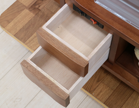 経机の引き出し;仏具一式 創価学会家具調仏壇 中古仏壇 桜彫 欄間 二段重ね 木の優しい空間 女子部・婦人部に大人気洋室　リビング　一人暮らし　DK　女子部　婦人部　激安　最安値　訳アリ	創価学会家具調仏壇 中古仏壇 桜彫 欄間 二段重ね 木の優しい空間 女子部・婦人部に大人気洋室　リビング　一人暮らし　DK　女子部　婦人部　激安　最安値　訳アリ お厨子内は金色塗装を施してあり、金紙と違い濡れ  布巾での掃除が可能です。  またご本尊様の位置も上下に簡単に移動ができます。  リン・リン布団・とっくり以外は  新品仏具をお付けいたします。  銅器の品質の良い仏具です。