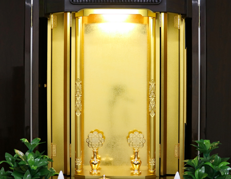 創価学会仏壇専門店桜梅桃李.comより発売お厨子を開くと美しく煌びやかな金色がご本尊様を荘厳してくれます。  内部には蛍光灯照明も付属していますのでご本尊様を明るく照らしてくれます。