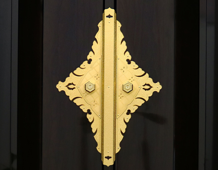 静観なデザインの厨子金具