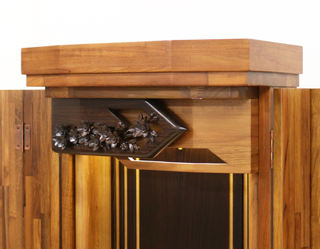 塗装は可能な限り薄くし、木地の持ち味を優先しているそうです。