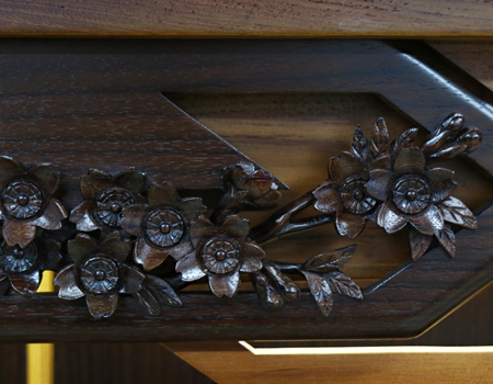 インドネシア彫刻が、美しく作成されております。