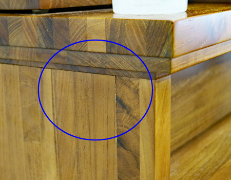 経机側面に集成材なのでこのようにずれる可能性がございます。