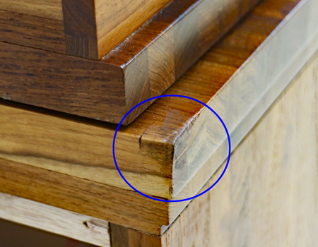 仏壇背面に内傷がございます。