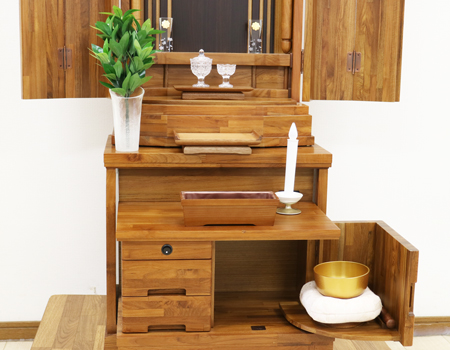 仏具設置例上記写真の中古仏具が付属いたします。  <内訳>  徳利、天目、三宝、仏器・茶器、灯立、花立、香炉、造花おしきみ、  LED電子ローソク小、リン、リン布団、リン棒、リン棒台