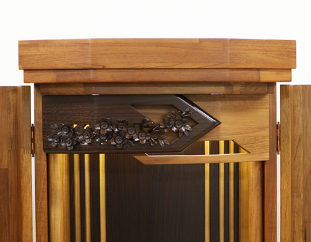 「包む」という文字は母の胎内に宿った命を大切にいつくしむ姿から生まれました。また「包みの文化」は、包むものを大切に扱う心と同時に、届ける相手への敬いの気持ちを育んできました。そんな人と人を結ぶ大切な心を彫刻で表現しました。  金剛堂HPより