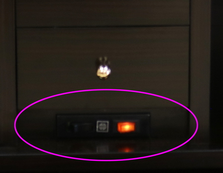 スイッチ式自動扉です。リモコンと比べ壊れにくいです。