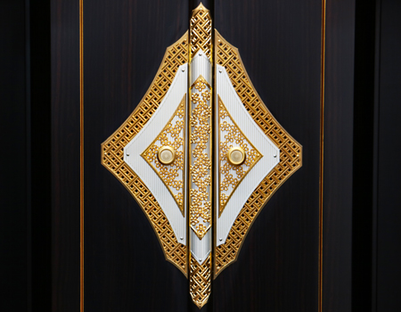 創価学会仏壇専門店桜梅桃李.comにて販売中中古厨子型収納仏壇757.内扉の金具はこだわりのデザインになっております。