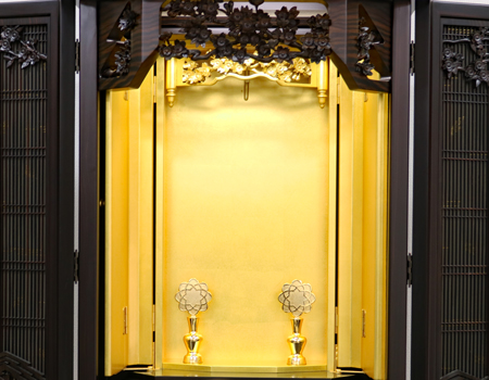 創価学会仏壇専門店桜梅桃李.comより厨子型中古仏壇757を発売いたします。明るいお厨子内です。  内部には照明も付属していますので  ご本尊様を明るく照らしてくれます。　