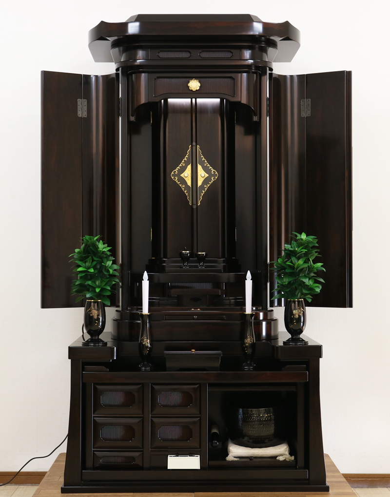 厨子内は金色塗装された厨子板となっております。  金紙と違い劣化しにくいです。 	  厨子扉の金具がお仏壇を精悍にします。