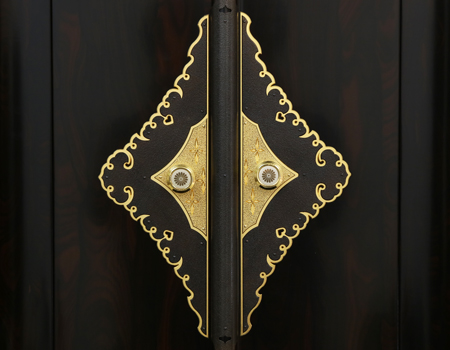 創価学会仏壇専門店桜梅桃李.comより創価学会厨子型中古仏壇759黒檀を発売致します。金具は職人の手作りです。