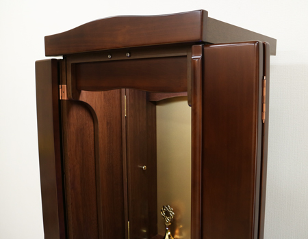 押し込み式の大戸ですので、  押し込むことで斜めからもご本尊様を拝すことができます。