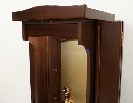 押し込み式の大戸ですので、  押し込むことで斜めからもご本尊様を拝すことができます。